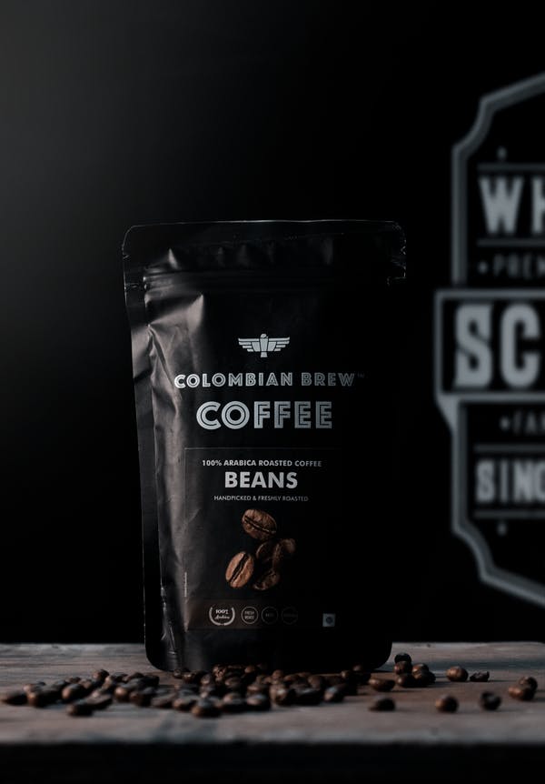 tenez les sacs de caf&eacute; de poche